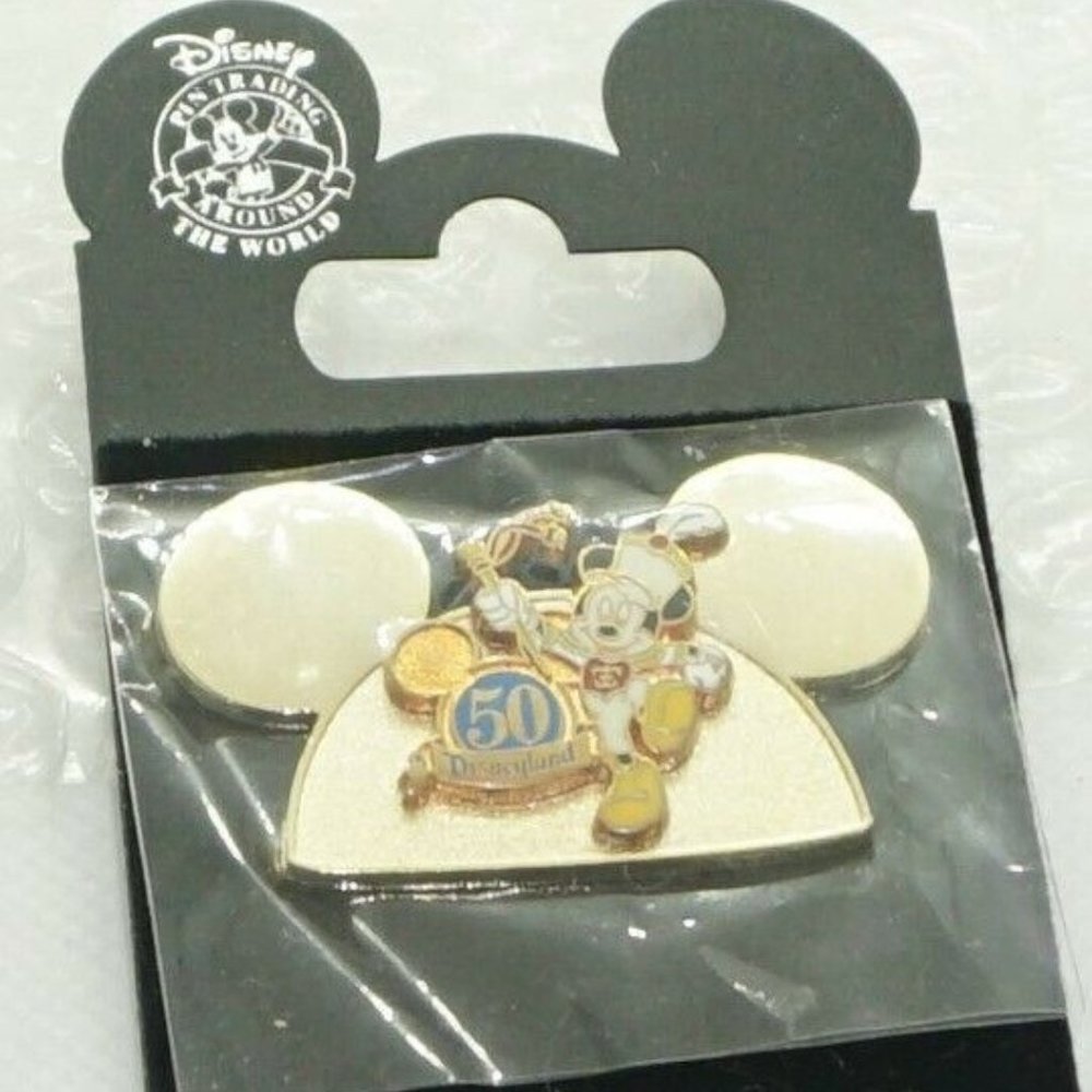 Dinseyland Collector Pin